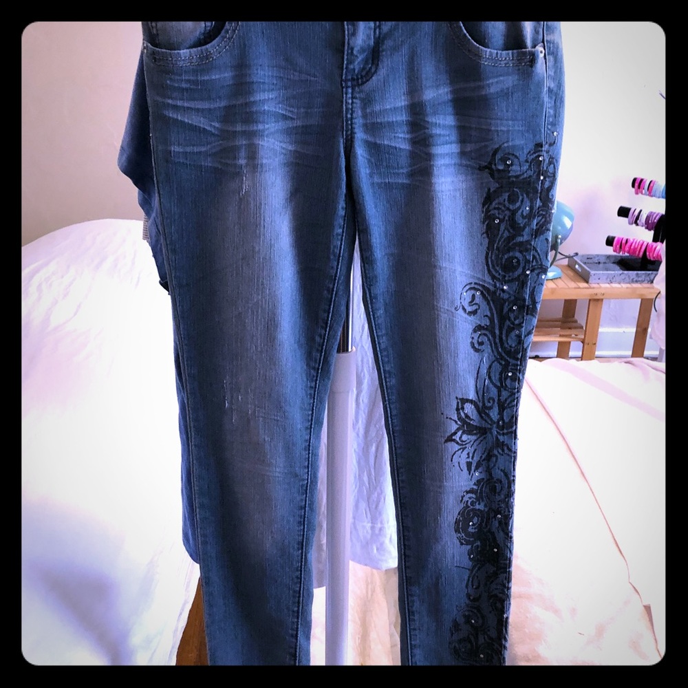 Jeans with graphics Stretchy bluejeans denim